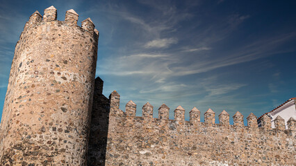 Restos muralla almenada medieval en la puerta de Burgos en la villa de Jerez de los Caballeros,...