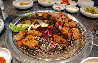 숯불에 구워지는 한국식 bbq요리 양념돼지갈비 (korean bbq marinated pork ribs grilled over charcoal grill)