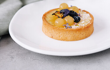 Tart with lemon curd and fresh berries