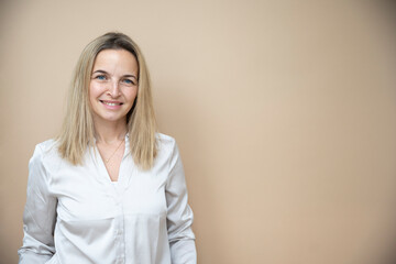 Obraz premium beautiful mid age business woman posing in front of brown background