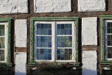 Fototapeta na wymiar Fensterfront in einem alten Fachwerkhaus