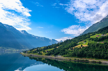 Fototapeta na wymiar der Faleidfjord bei Olden in Norwegen, eine traumhafte Berglandschaft