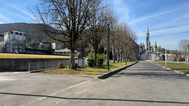 ourdes - Sanctuaire vue principale - Plan fixe - Cloches qui sonnent