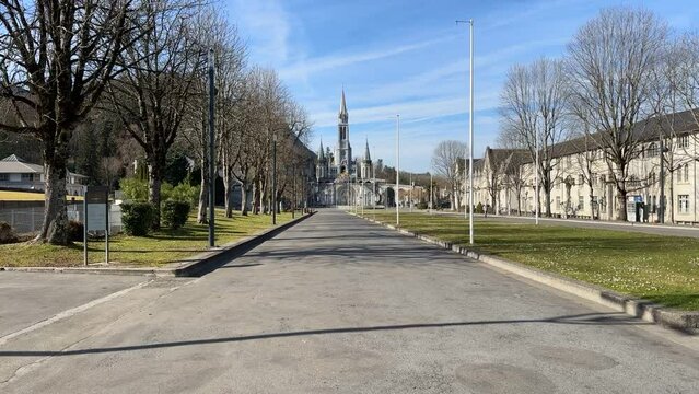 Lourdes - Sanctuaire vue principale - Plan fixe - Carillon Av&eacute; maria