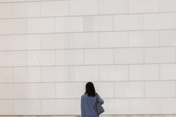 若いスーツ姿の日本人女性の歩く後ろ姿