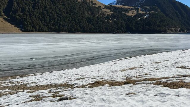 Lac de l'oule gelé - Panoramique en hiver - Soleil