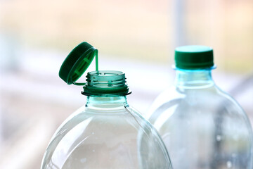 Plastikowa butelka z zakrętką na wodę mineralną. 