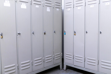 Spinde zum einschlie&szlig;en von Arbeitskleidung in der Umkleide auf Arbeit