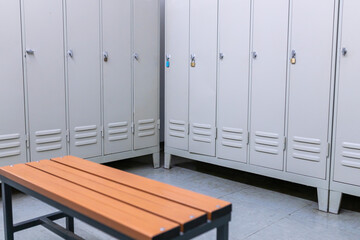 Spinde mit einer Bank in der Umkleide auf Arbeit