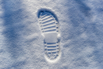 Tiefer Fußabdruck im Schnee bei Frost