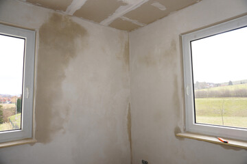 Wände in einem Zimmer wurden gerade neu verputzt