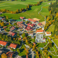 Die idyllisch gelegene Gemeinde Unterjoch im Allgäu im Luftbild