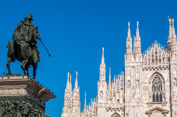 Fototapeta na wymiar Particolare della facciata del Duomo di Milano con statua in primo piano