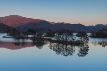 日本　福島県耶麻郡北塩原村、裏磐梯高原の秋元湖の水鏡に映る夕景