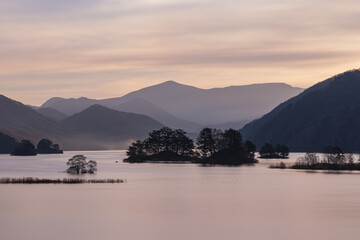 日本　福島県耶麻郡北塩原村、裏磐梯高原の秋元湖と朝焼け空