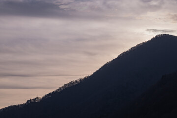 Fototapeta premium 日本 福島県耶麻郡北塩原村、裏磐梯高原の秋元湖展望台から見える山と朝焼け空