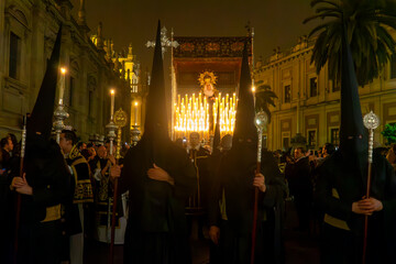Fototapeta premium Nazarenos junto al palio de la Virgen de la Presentación de la hermandad del calvario de Sevilla