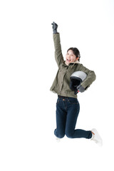 バイクヘルメットを持って飛び跳ねる女性