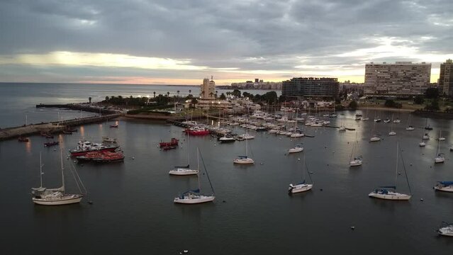 Tomas aereas de dron sobre el Puerto del Buceo en la ciudad de Montevideo, Uruguay