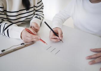 子供に勉強を教えるイメージ