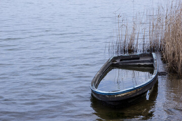 壊れた船のある湖畔の風景