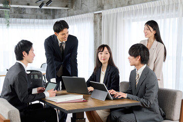 グループでミーティングをするアジア人ビジネスパーソン