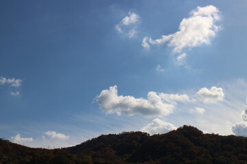 秋の空と山