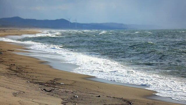 砂浜に打ち寄せる海の波　スロー
