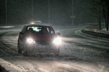 Samochodowy ruch w czasie opadów śniegu. Zima mroźna - obrazy, fototapety, plakaty