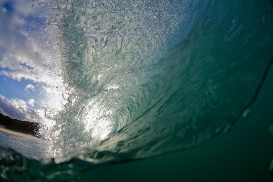 vague déferlente en formation sur les côtes bretonne © bru