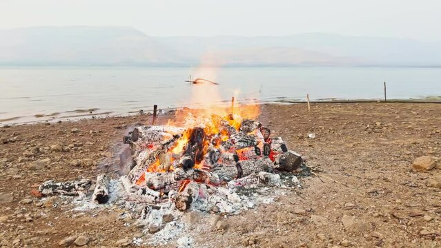 burning dead body in hindu cremation funeral fire varanasi ghat cheetah cremation after death fire by the indian river