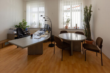 Büro mit Schreibtisch und Sitzecke