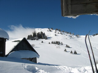 randonnée à skis en hiver dans des  alpages  situés dans la vallée de Bellevaux dans les Alpes...