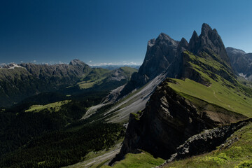 Fototapeta na wymiar Vista del Seceda in una splendida giornata estiva senza nuvole, Dolomiti