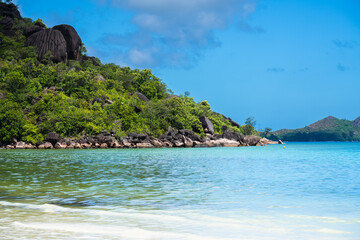 Fototapeta na wymiar The rocky jungle coast of the Seychelles island of Praslin.