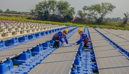 Obraz premium Engineers Analyzing Blueprints at a Floating Solar Farm During a Quality Inspection