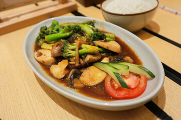 Beef Saute With Broccoli and Three Mushrooms. Cook beef with the addition of broccoli and three types of mushrooms and sauté until cooked. sweet and savory taste