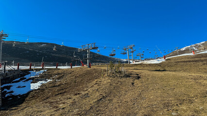 Station de ski sans neige - Vue télésiège - 733244489