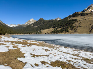 Lac de l'oule gelé en hiver - 733245677