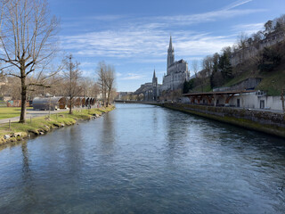 Lourdes - Notre dame de lourdes - Vue arrière depuis la source - 733247669