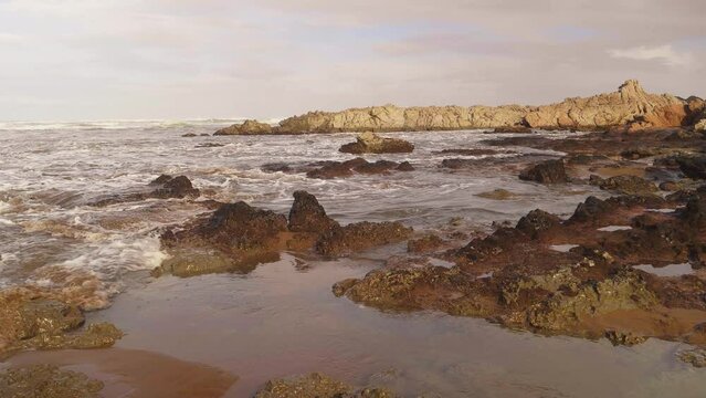 Olas que avanzan a traves de las rocas una ma&ntilde;ana de invierno