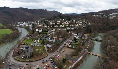 Gesperrte Lennebrücke bei Altena-Nachrodt im Sauerland / davor Pontonbrücke durch THW und...