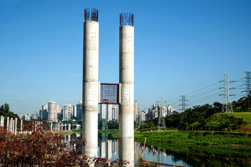 Civil construction working on a project involving support pillars made of concrete and steel and with circular geometry