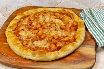 tarte aux saucisses et fromage, en gros plan	