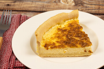 part de tarte au fromage (comté), en gros plan, dans une assiette	