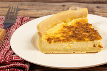 part de tarte au fromage (comté), en gros plan, dans une assiette	