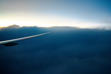 Vista da asa de um avião comercial passando diretamente entre a tempestade e a nuvem Cumulonimbus....