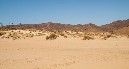 Dunas y colinas en la playa de Los Genoveses, en San José, Almería, España. Vista del paisaje...
