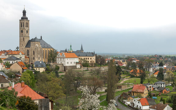 Kutna Hora, Czechia, Europa - 25 Aprile 2023 - Vista di Kutna Hora dalla Cattedrale di Santa Barbara