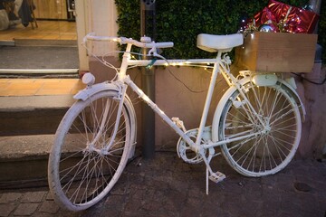 Bicicletta bianca natalizia con pacchi regalo